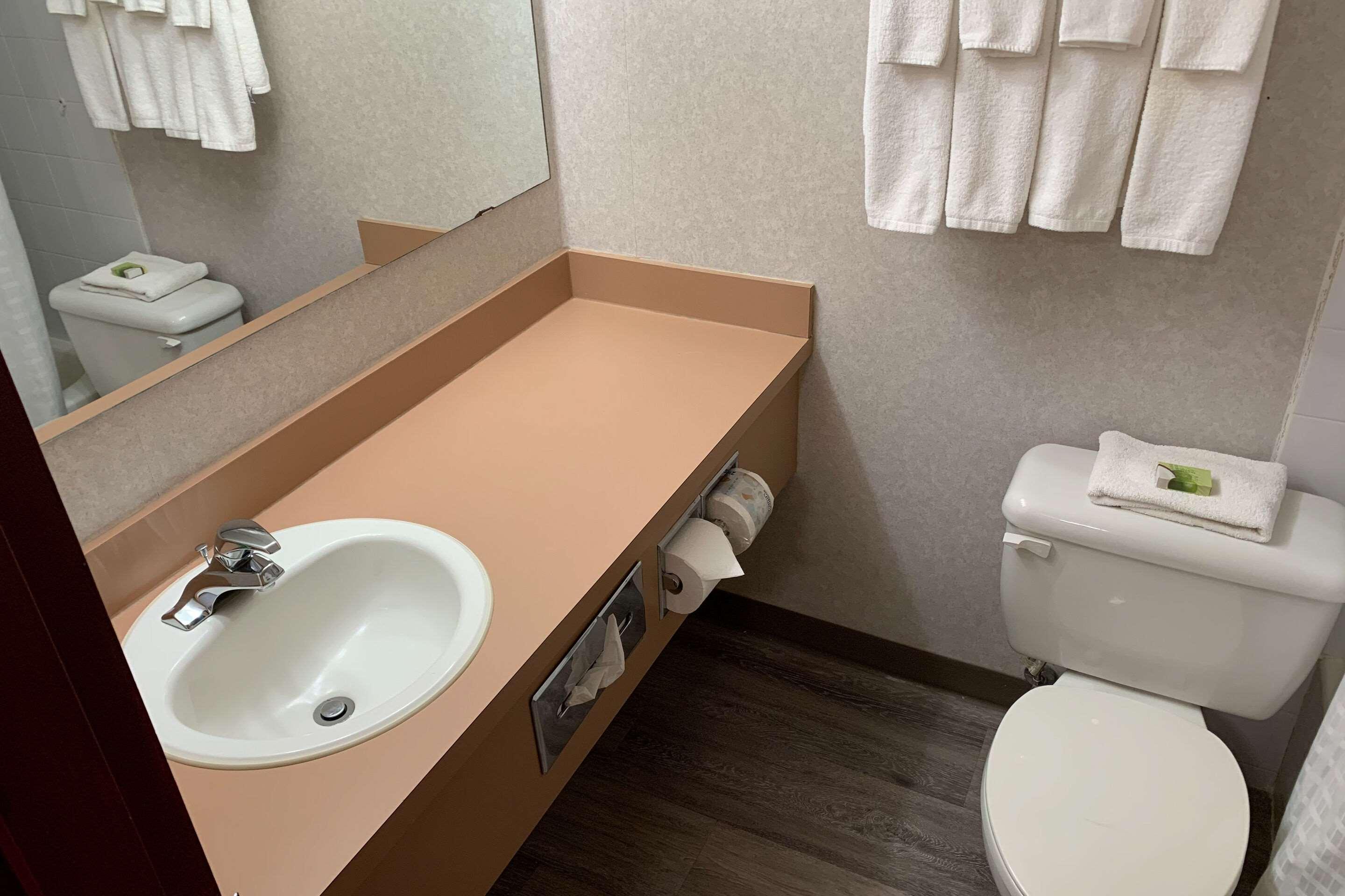 Sky Palace Inn & Suites By Jasper Beeville Dış mekan fotoğraf