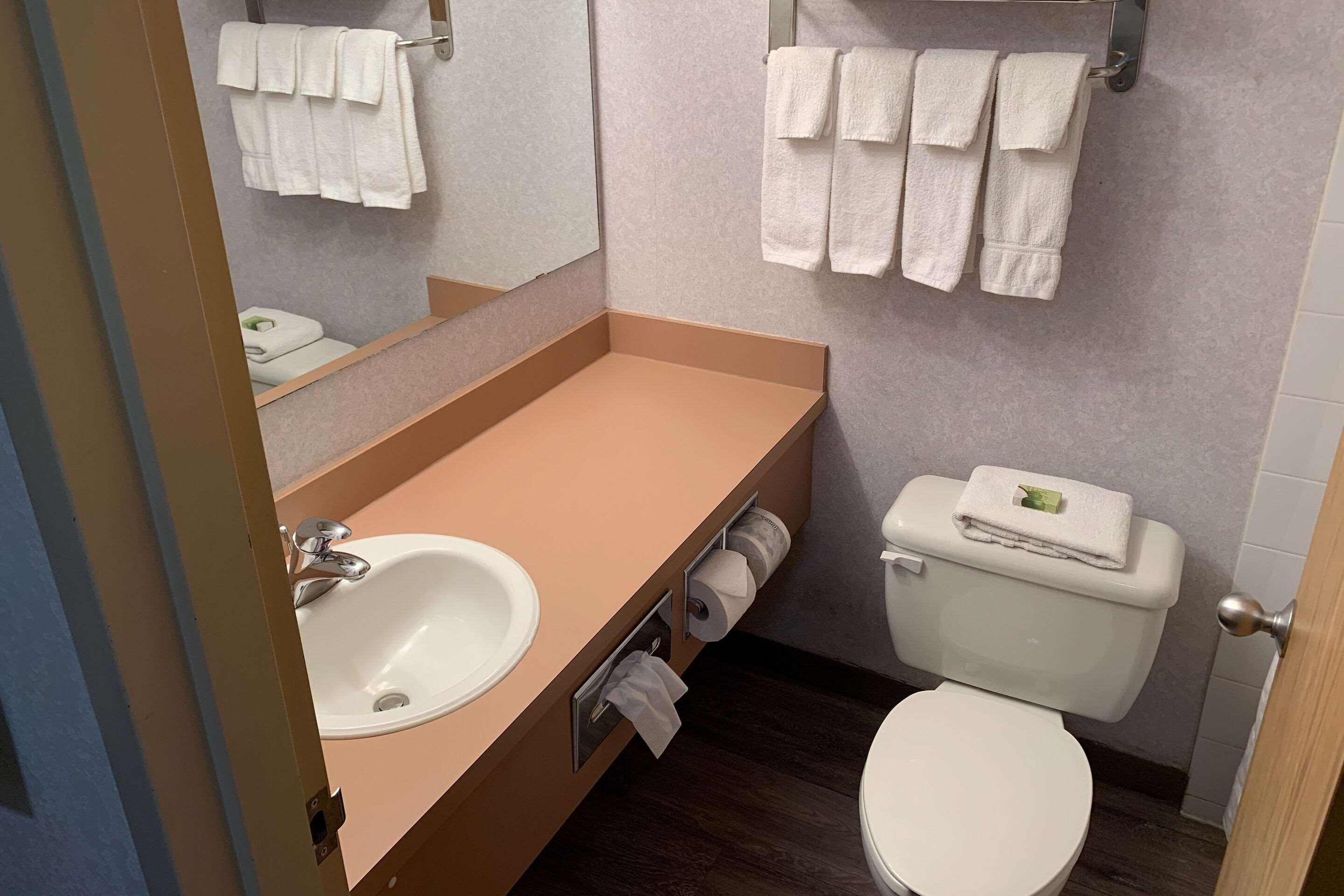 Sky Palace Inn & Suites By Jasper Beeville Dış mekan fotoğraf