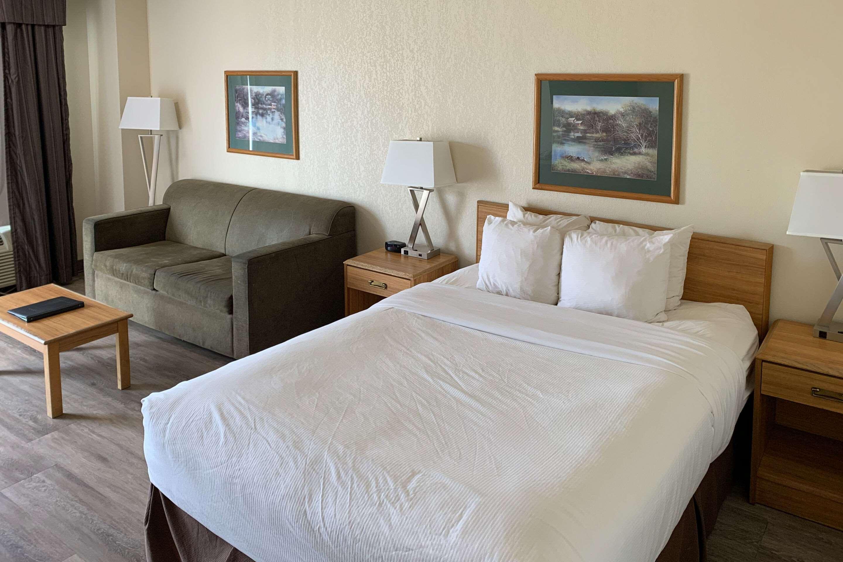 Sky Palace Inn & Suites By Jasper Beeville Dış mekan fotoğraf