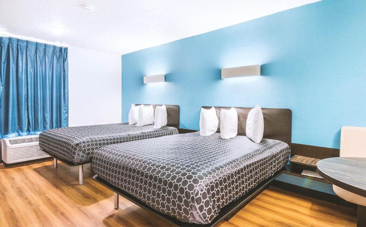 Sky Palace Inn & Suites By Jasper Beeville Dış mekan fotoğraf