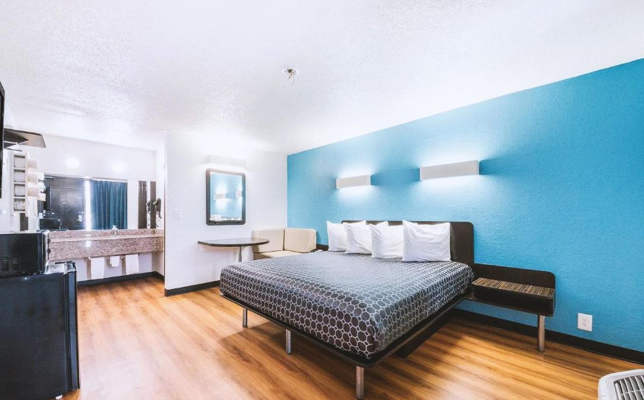 Sky Palace Inn & Suites By Jasper Beeville Dış mekan fotoğraf