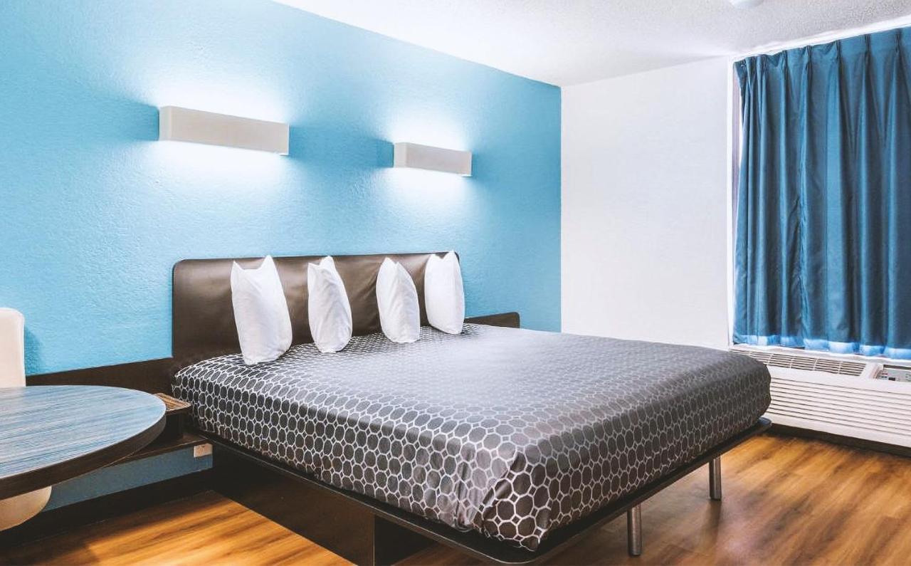 Sky Palace Inn & Suites By Jasper Beeville Dış mekan fotoğraf