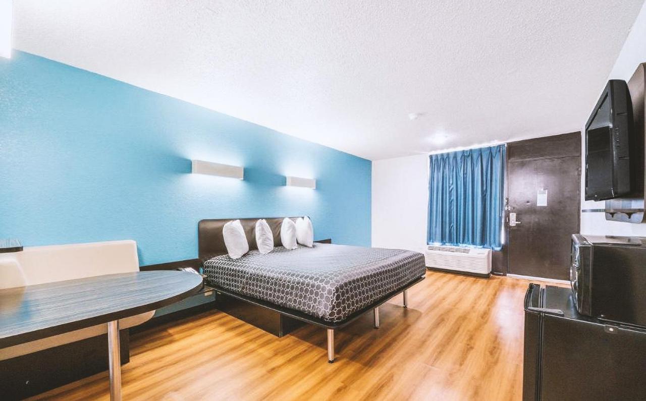 Sky Palace Inn & Suites By Jasper Beeville Dış mekan fotoğraf