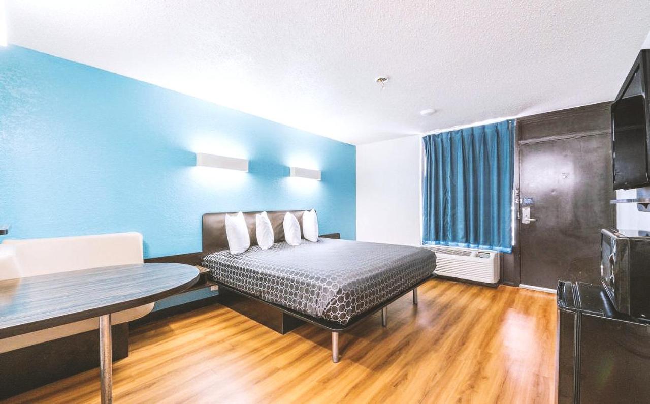 Sky Palace Inn & Suites By Jasper Beeville Dış mekan fotoğraf