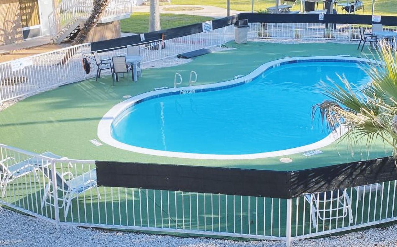 Sky Palace Inn & Suites By Jasper Beeville Dış mekan fotoğraf