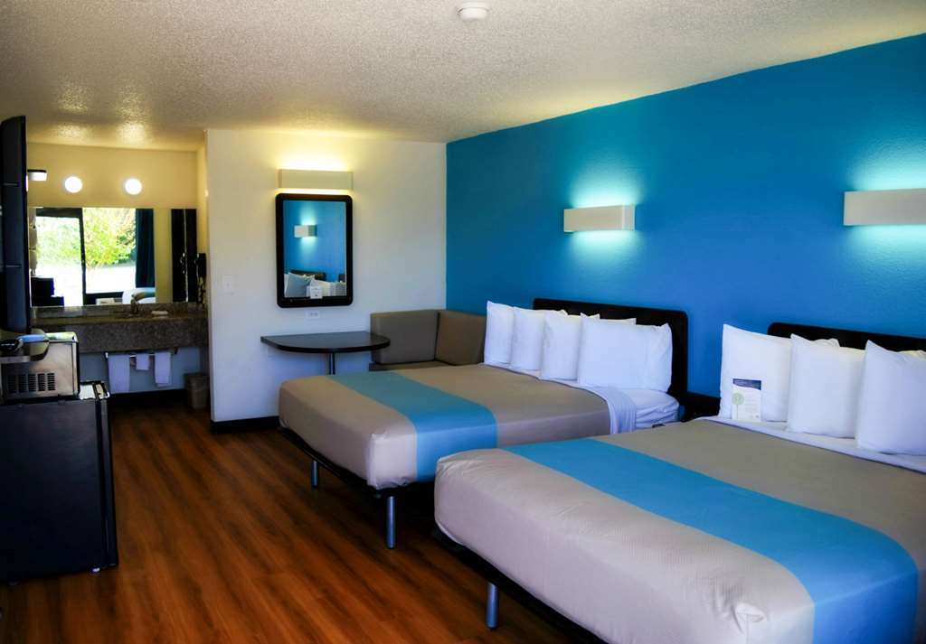 Sky Palace Inn & Suites By Jasper Beeville Oda fotoğraf